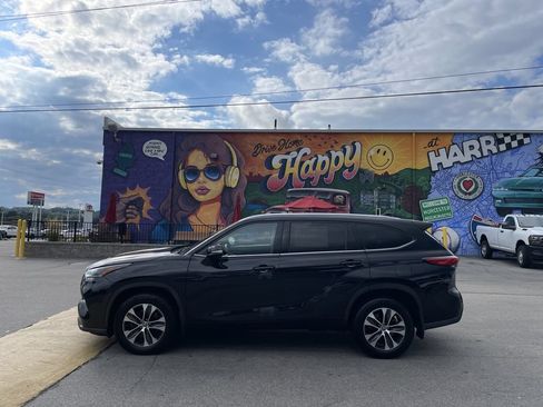 Used 2021 Toyota Highlander XLE AWD/4WD image 2