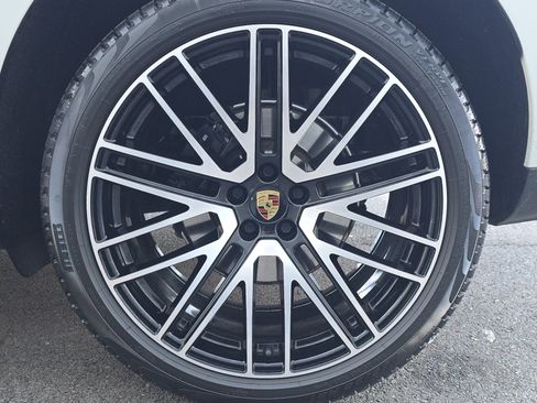 Certified 2025 Porsche Macan image 27