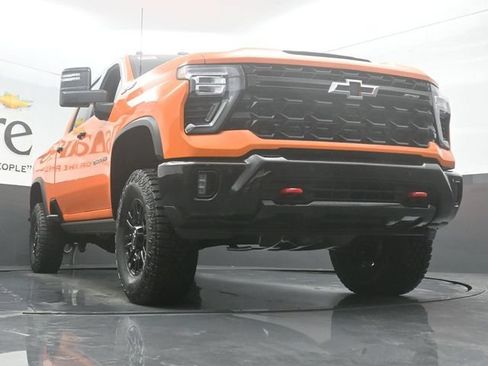 Used 2025 Chevrolet Silverado 2500 ZR2 w/ Technology Package AWD/4WD image 3