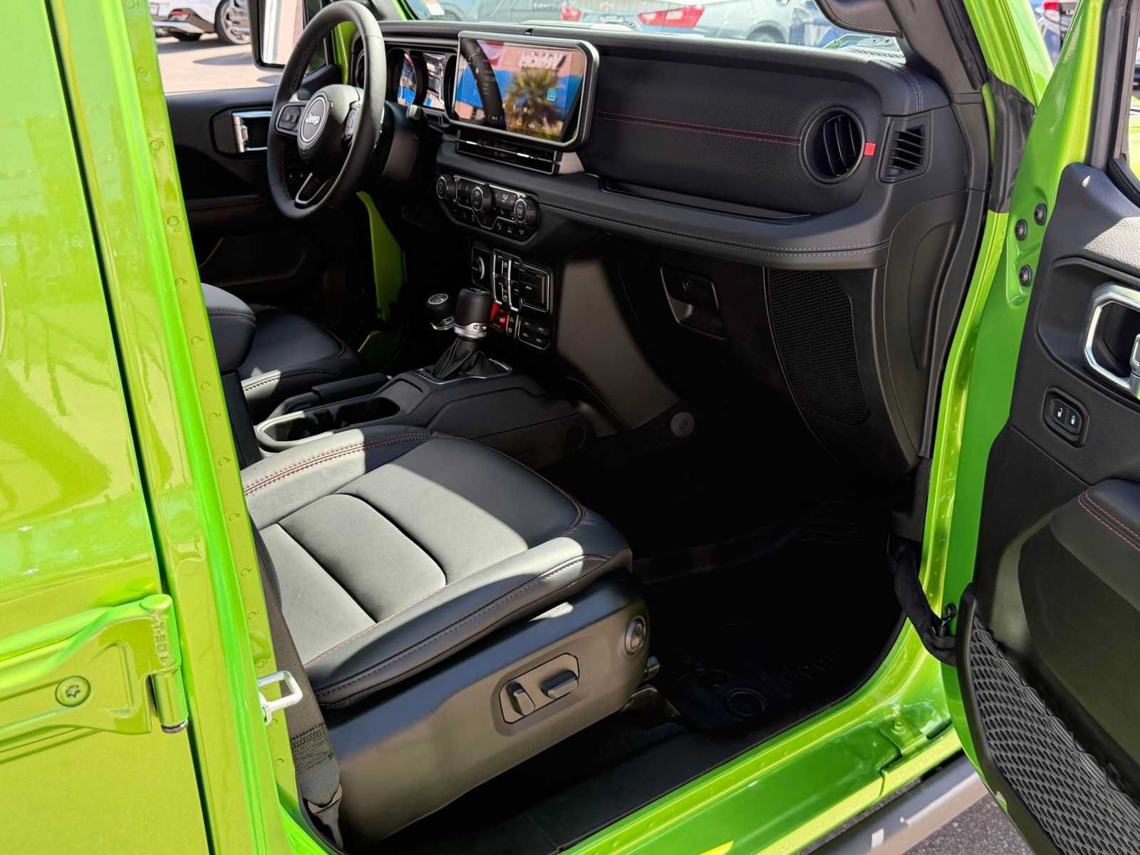 Used 2025 Jeep Wrangler Unlimited Rubicon w/ Safety Group AWD/4WD image 29
