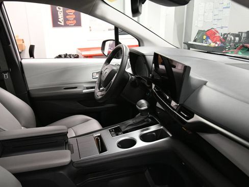 Certified 2025 Toyota Sienna XLE FWD image 31