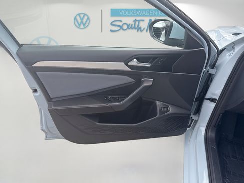 Used 2025 Volkswagen Jetta SE FWD image 19