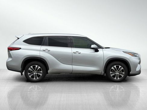 Used 2021 Toyota Highlander XLE AWD/4WD image 8
