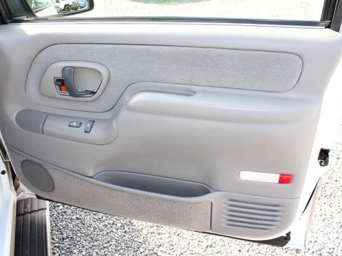 Used 1999 GMC Suburban 4WD w/ Marketing Opt Pkg 3 image 29