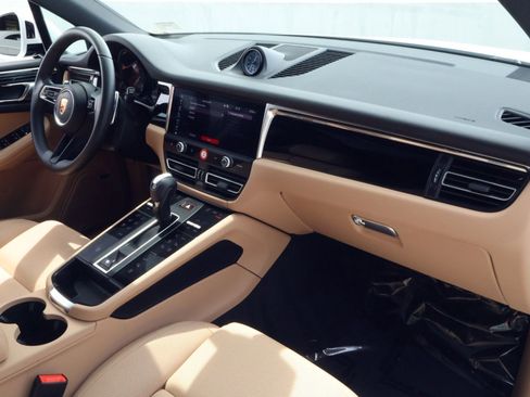 Certified 2025 Porsche Macan image 25