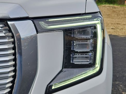 Used 2023 GMC Yukon Denali AWD/4WD image 9