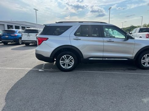 Used 2024 Ford Explorer XLT AWD/4WD image 7