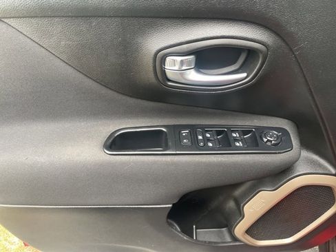 Used 2017 Jeep Renegade Latitude image 11