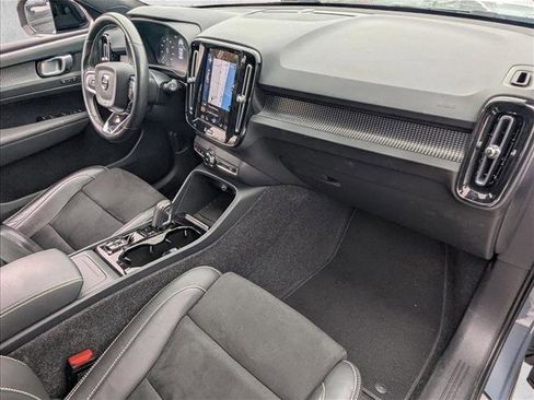 Used 2021 Volvo XC40 T5 R-Design image 21