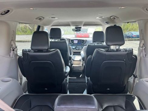Used 2021 Chrysler Pacifica Limited image 11