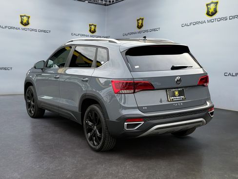 Used 2022 Volkswagen Taos SE w/ Panoramic Sunroof Package image 3