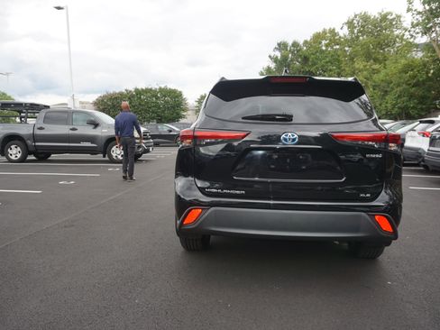 Used 2022 Toyota Highlander XLE AWD/4WD image 5