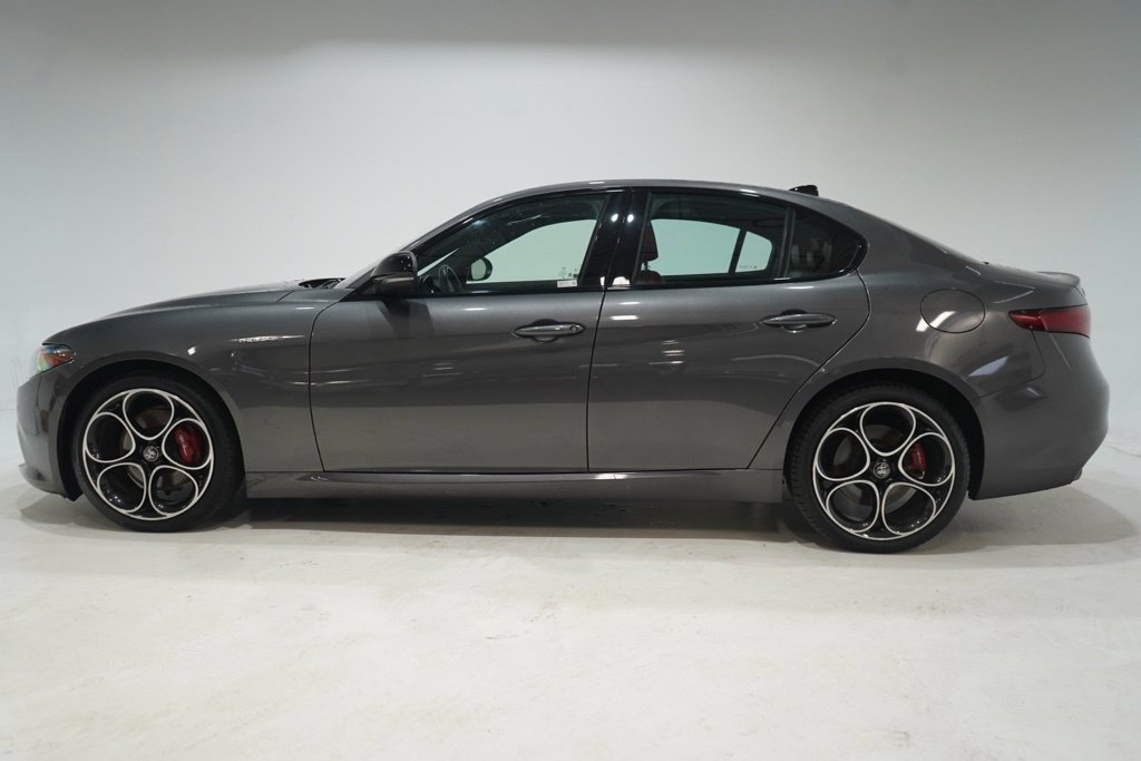 Used 2023 Alfa Romeo Giulia Veloce AWD/4WD image 4