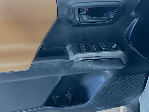Used 2020 Toyota Tacoma SR5 RWD image 21