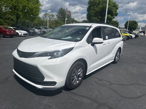 Used 2025 Toyota Sienna LE image 9