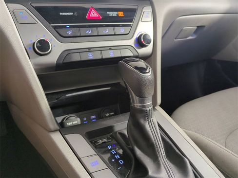 Used 2017 Hyundai Elantra SE image 19