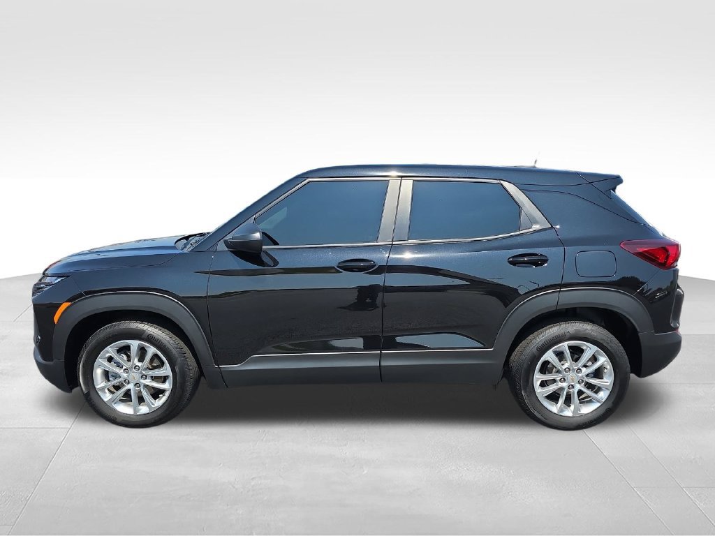 Used 2025 Chevrolet TrailBlazer LS FWD image 2