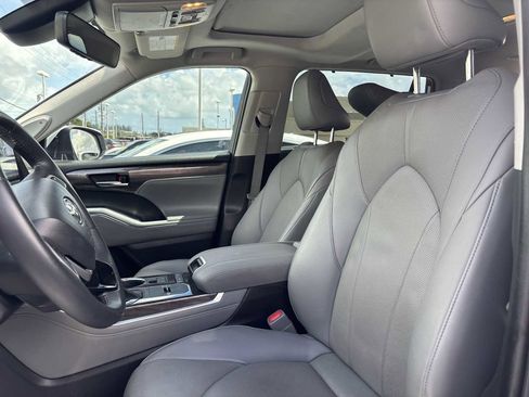 Used 2022 Toyota Highlander Limited FWD image 12