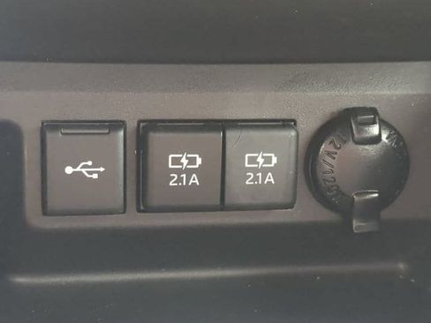 Used 2020 Toyota Highlander XLE AWD/4WD image 21