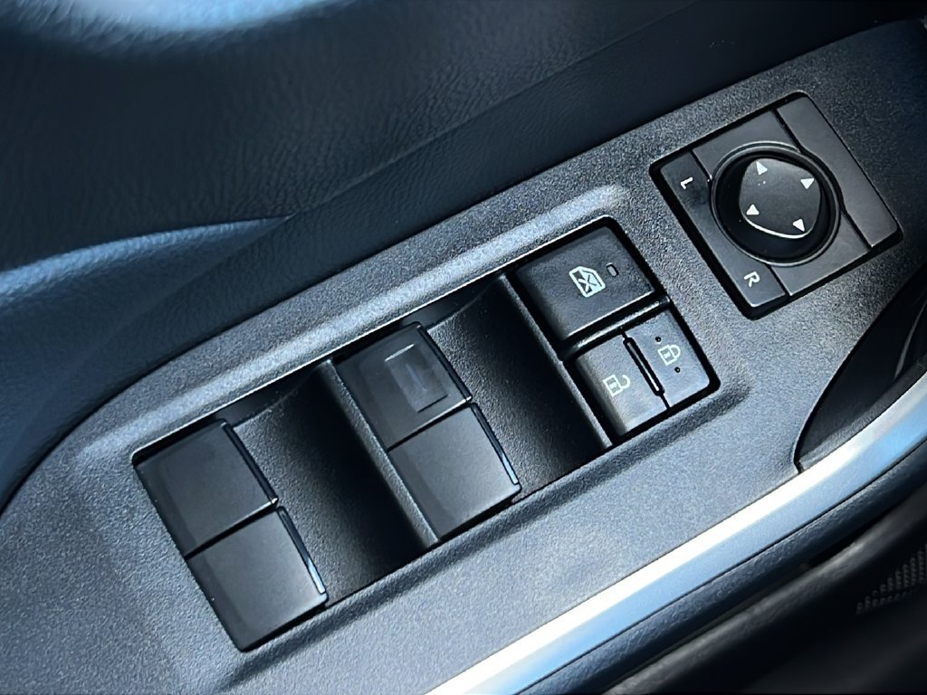 Used 2022 Toyota RAV4 LE AWD/4WD image 18