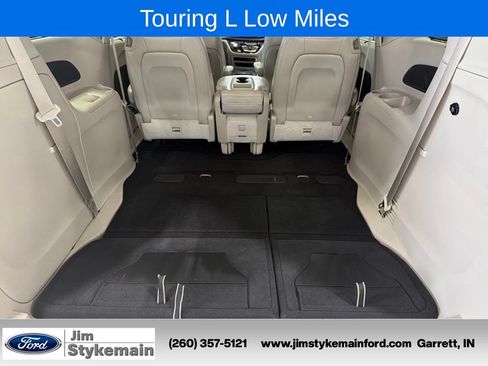 Used 2017 Chrysler Pacifica Touring-L w/ Tire & Wheel Group FWD image 37