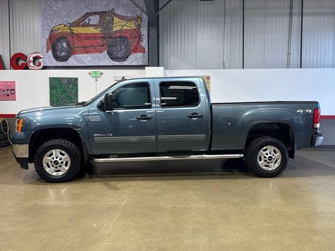 Used 2011 GMC Sierra 2500 SLE w/ SLE Preferred Package AWD/4WD image 4