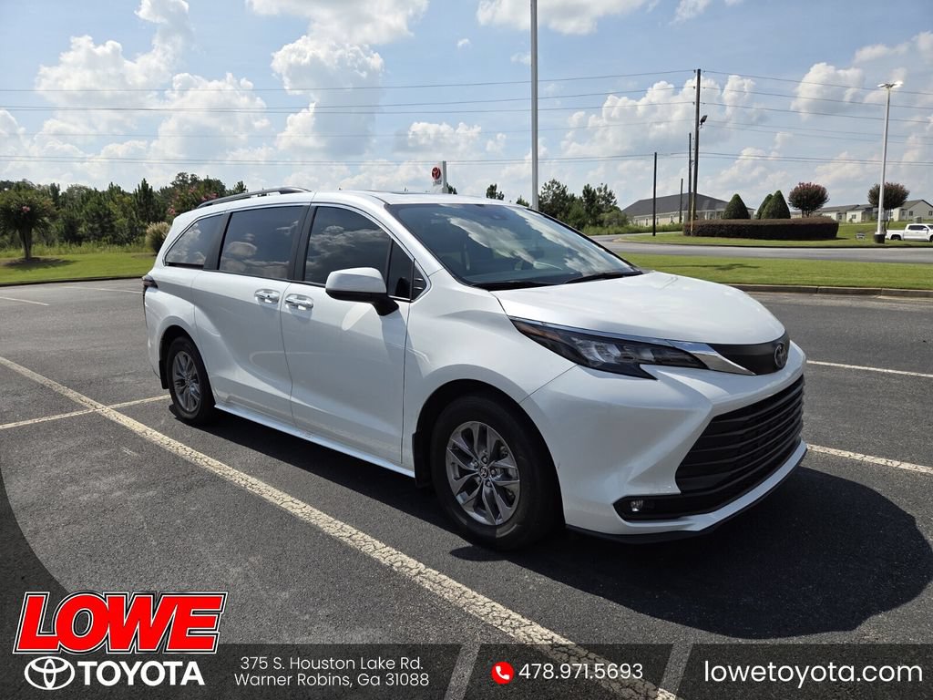 Used 2025 Toyota Sienna XLE w/ XLE Plus Package FWD image 1
