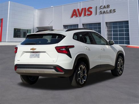 Used 2025 Chevrolet Trax LT w/ LT Convenience Package image 6