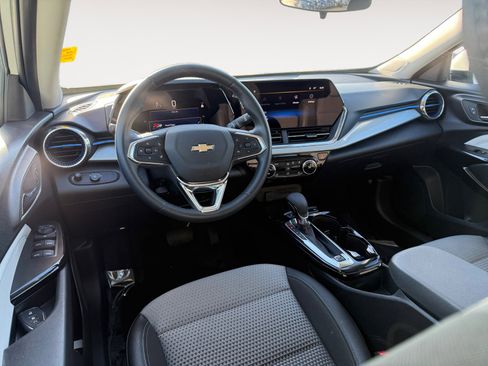 Used 2025 Chevrolet Trax LT w/ Driver Confidence Package image 15