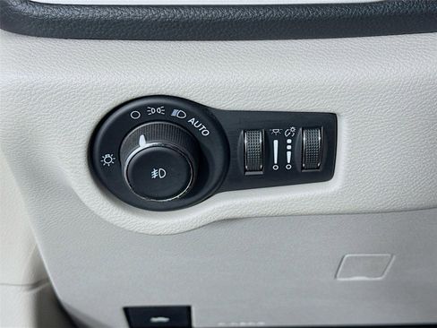 Used 2021 Chrysler Pacifica Touring FWD image 11