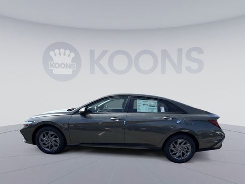 New 2026 Hyundai Elantra Hybrid FWD image 2