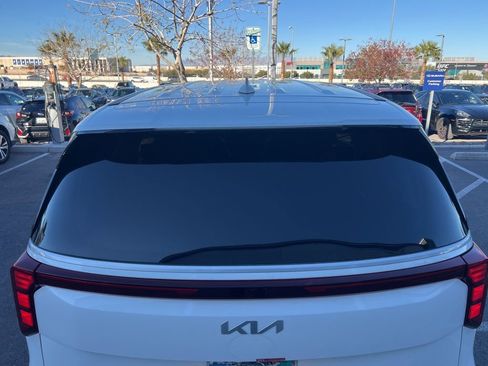 Used 2025 Kia Carnival LXS image 8