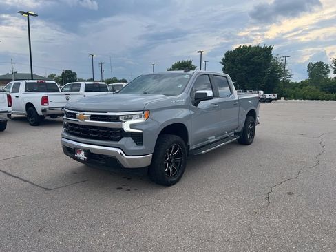 Used 2024 Chevrolet Silverado 1500 LT w/ Convenience Package II AWD/4WD image 3