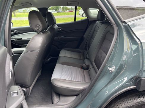 Used 2025 Chevrolet Trax LT w/ LT Convenience Package FWD image 24