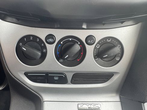 Used 2014 Ford Focus SE w/ SE Winter Package image 25