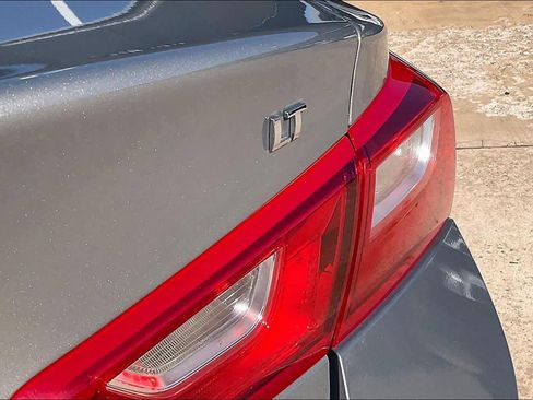 Used 2018 Chevrolet Malibu LT w/ Leather Package FWD image 10