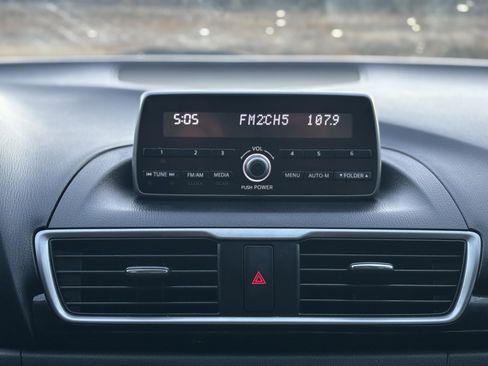 Used 2015 MAZDA MAZDA3 i SV image 24