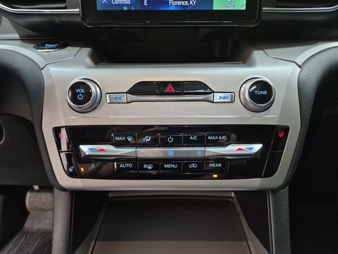 Used 2022 Ford Explorer XLT w/ Equipment Group 202A AWD/4WD image 24