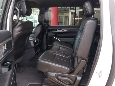 Used 2023 Jeep Wagoneer L Series II image 8