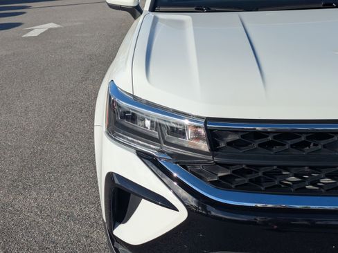 Used 2024 Volkswagen Taos SE w/ MDO Package image 10