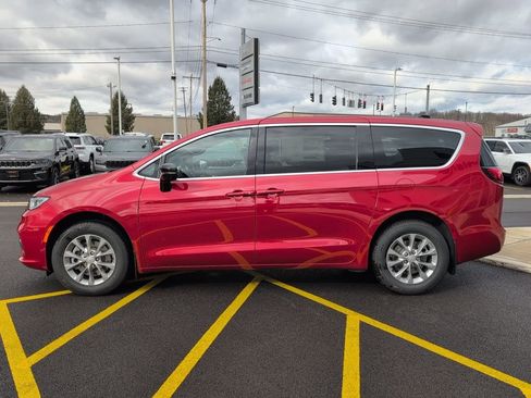 New 2026 Chrysler Pacifica Limited image 4