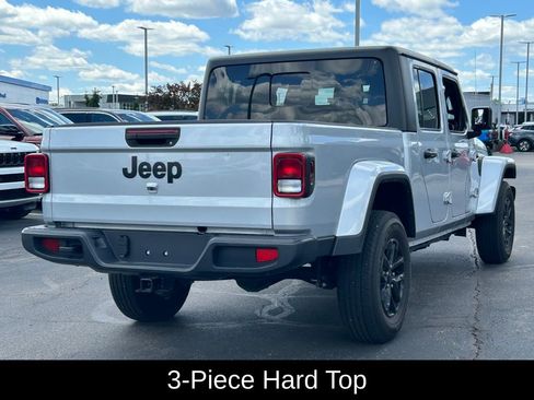 Certified 2023 Jeep Gladiator Sport AWD/4WD image 8
