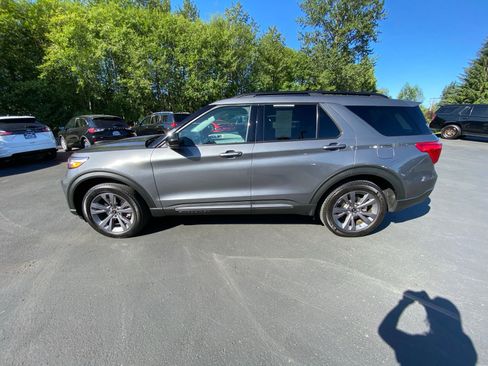 Used 2022 Ford Explorer XLT w/ Equipment Group 202A image 9