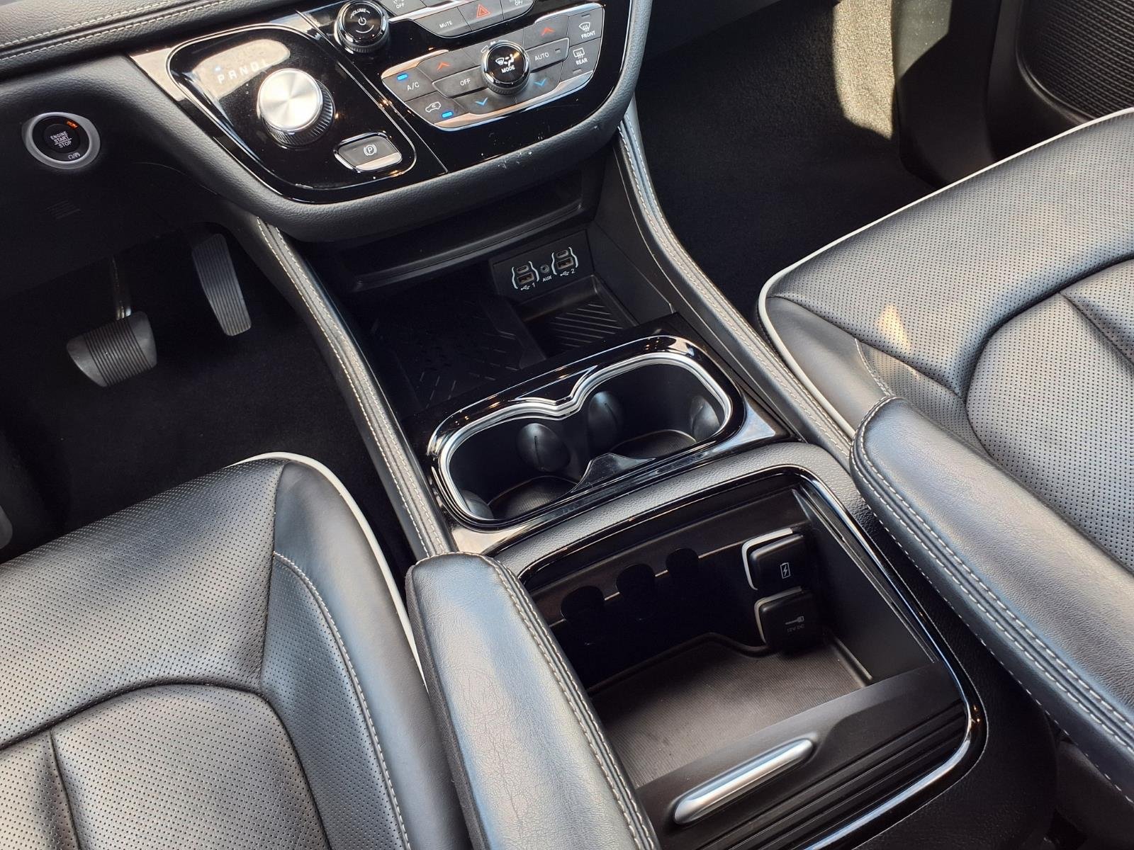 Certified 2025 Chrysler Pacifica Limited FWD image 2