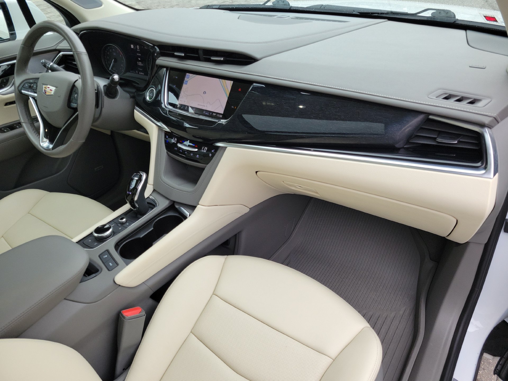 Used 2025 Cadillac XT6 Premium Luxury w/ Technology Package FWD image 3