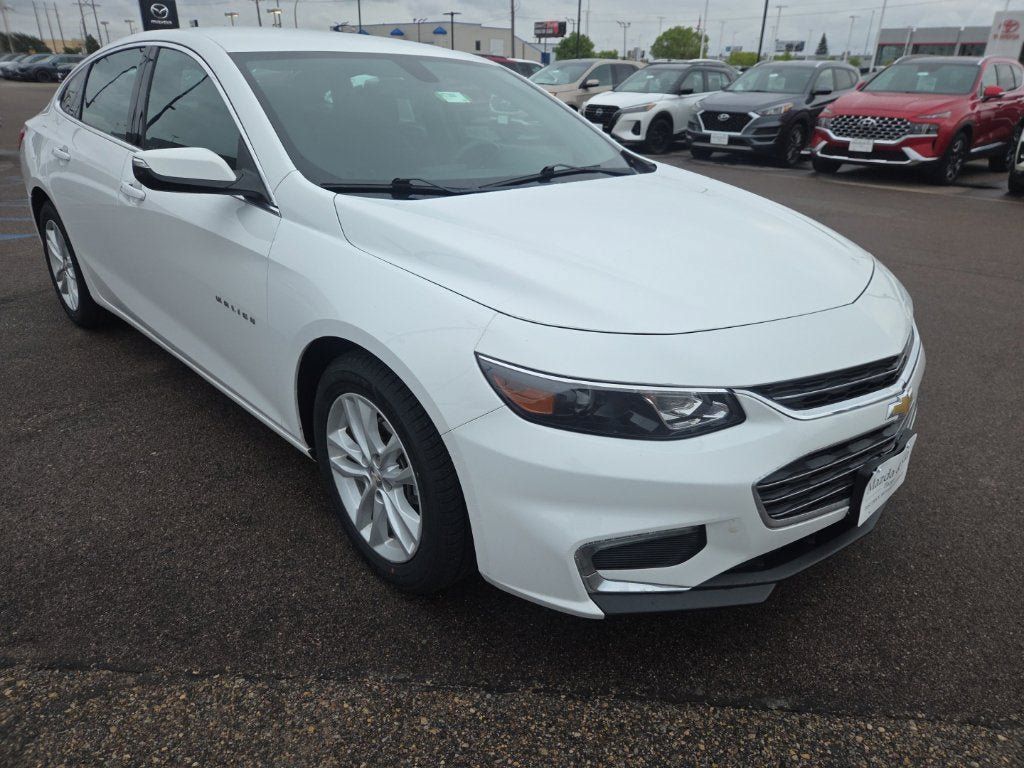 Used 2017 Chevrolet Malibu LT FWD image 3