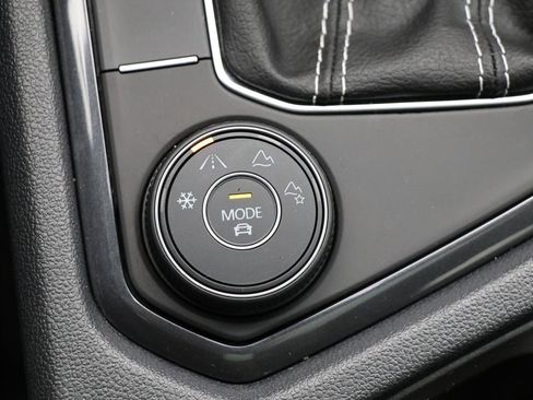 Used 2024 Volkswagen Tiguan SE R-Line image 27