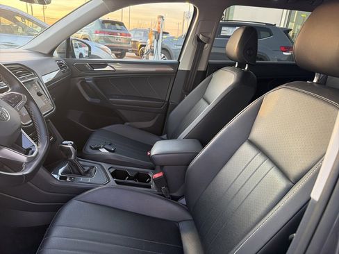 Used 2022 Volkswagen Tiguan SE w/ Panoramic Sunroof Package image 16