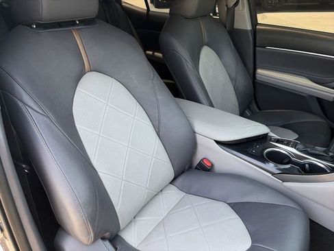 Used 2018 Toyota Camry XLE FWD image 11