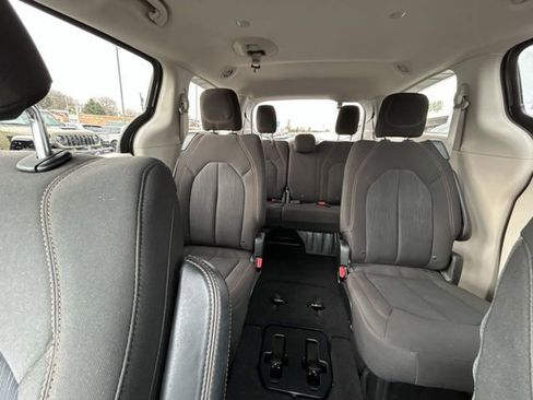 Used 2017 Chrysler Pacifica LX image 44